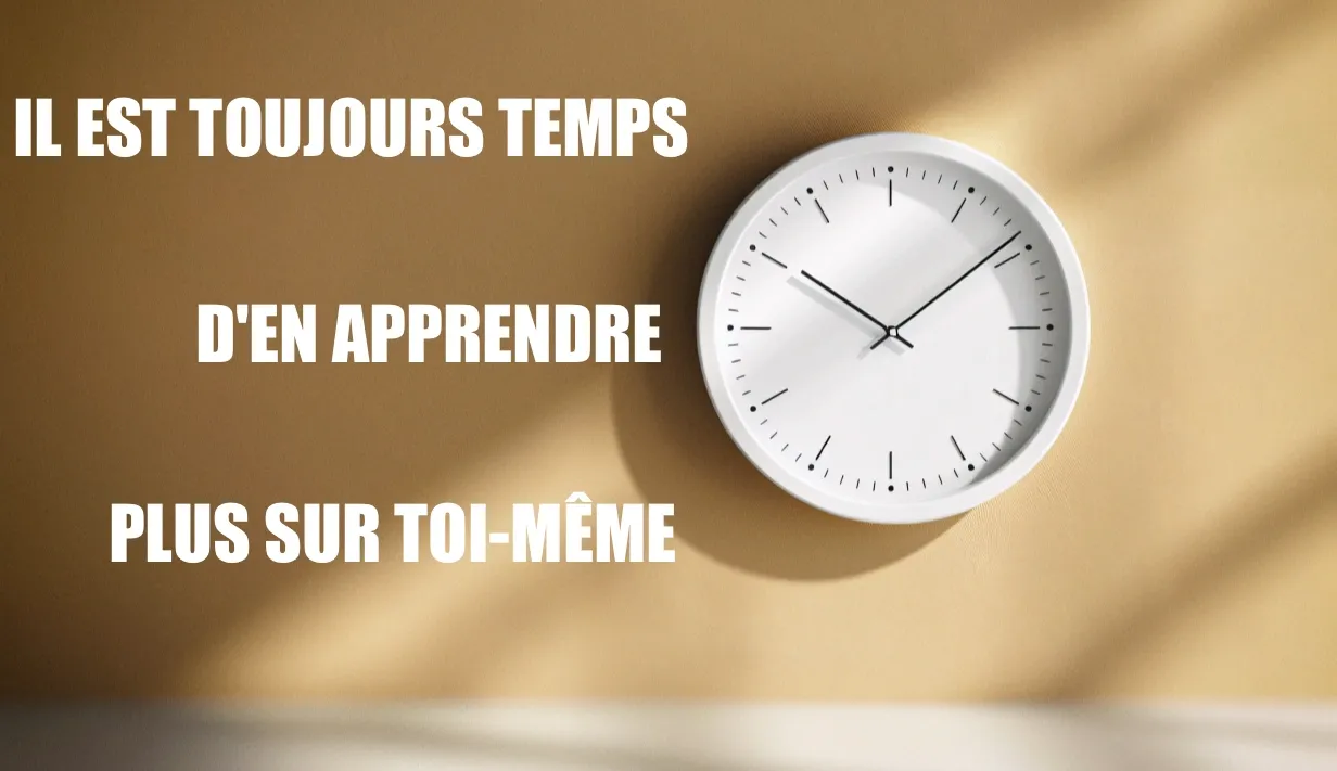 une horloge sur un mur. à sa gauche le texte : Il est toujours temps d'en apprendre plus sur toi-même