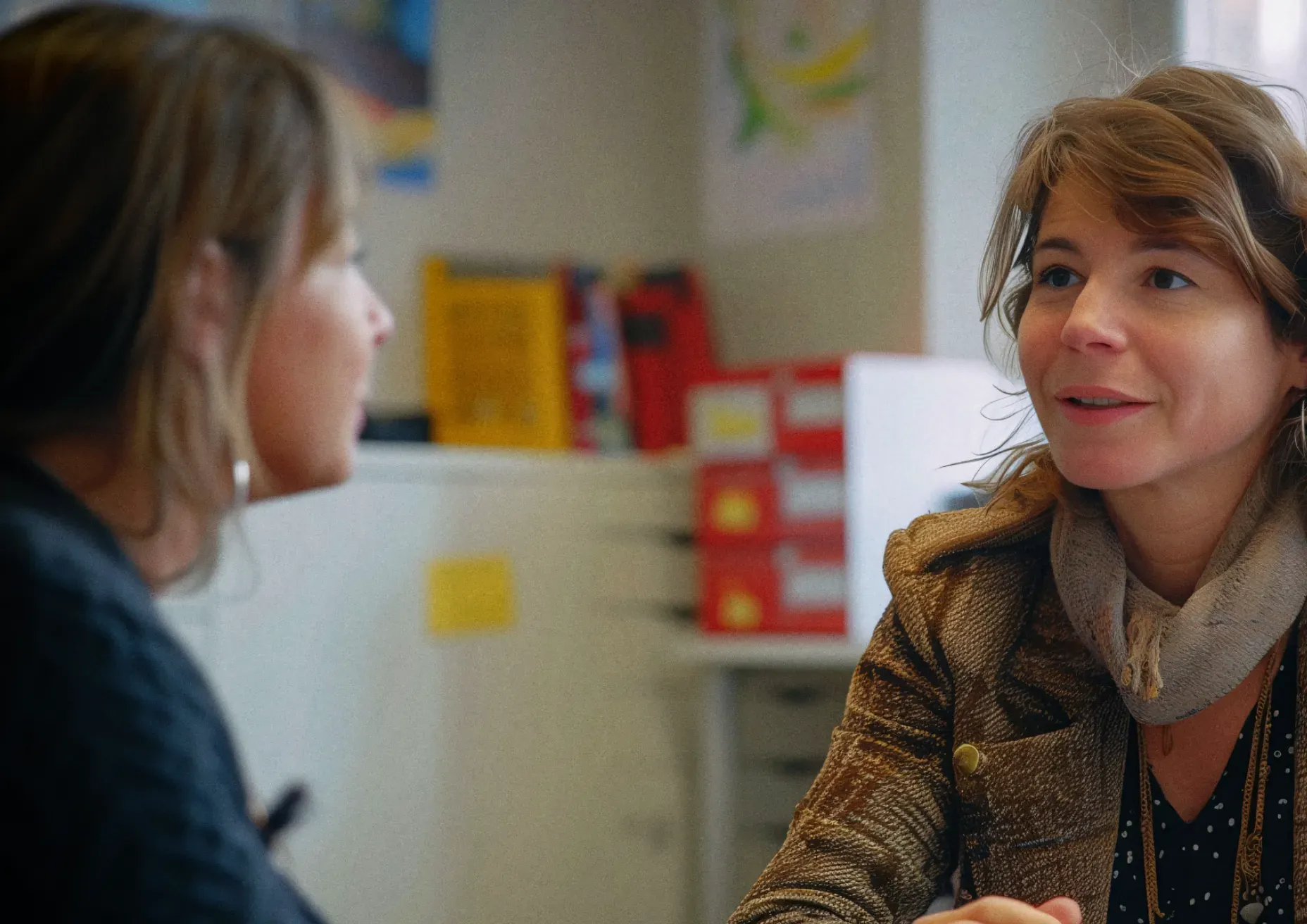 2 femmes discutent dans un bureau