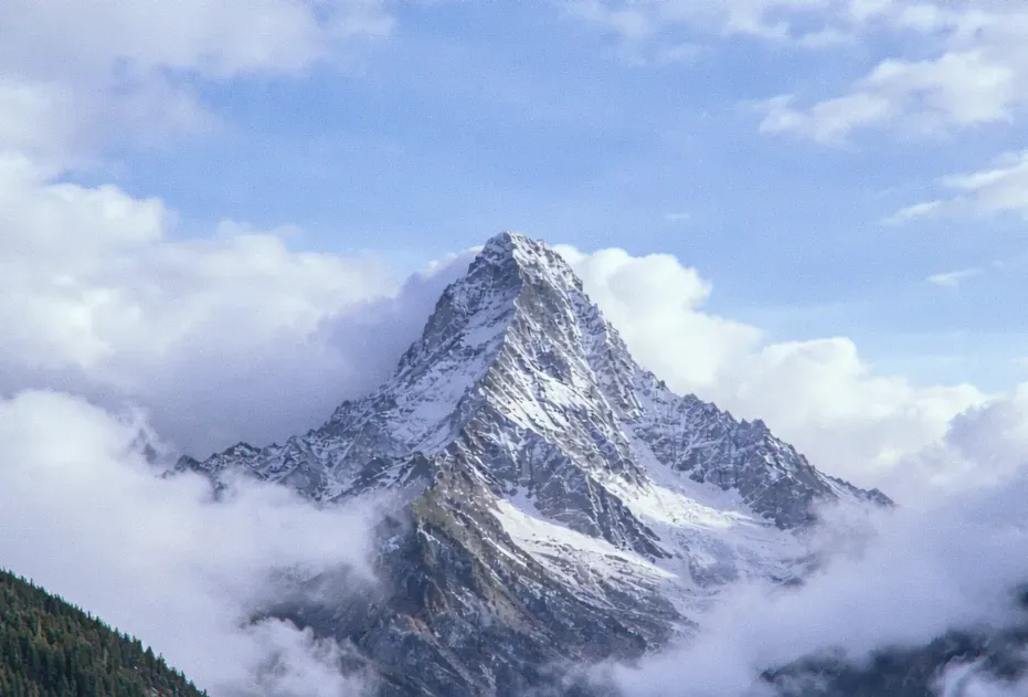 Une immense montagne au milieu de nuage